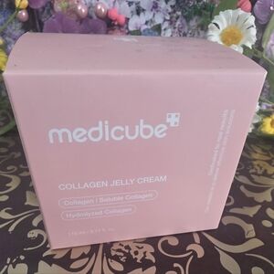 Glass looking skin : Medicube Pink Collagen Jelly Cream - Hydrating Toner pads.